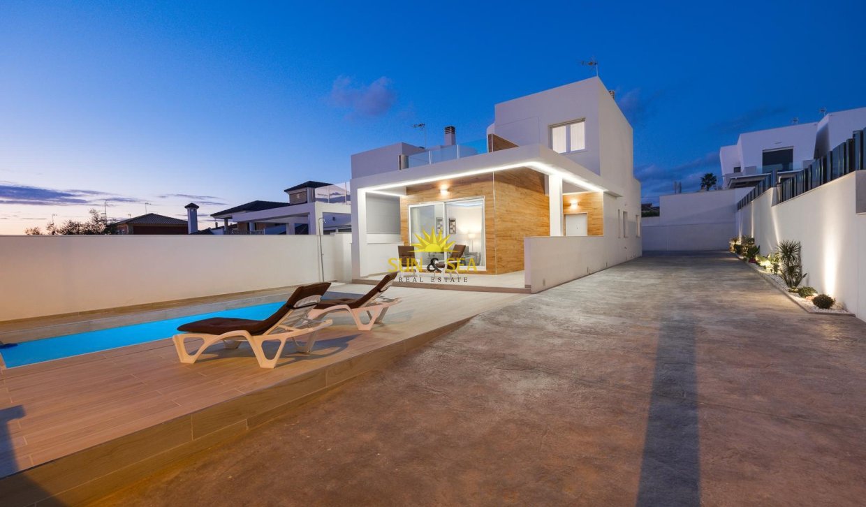 Reventa - Chalet - Torrevieja - Aguas Nuevas