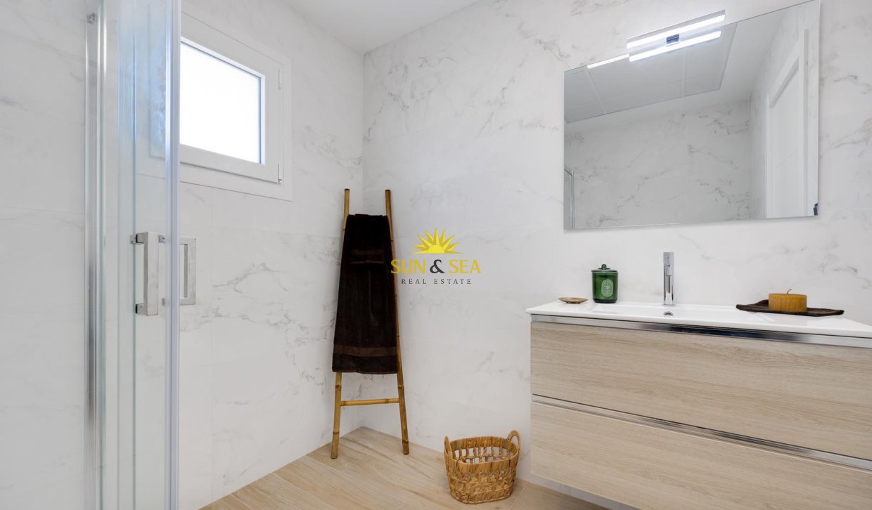 Reventa - Chalet - Torrevieja - Aguas Nuevas