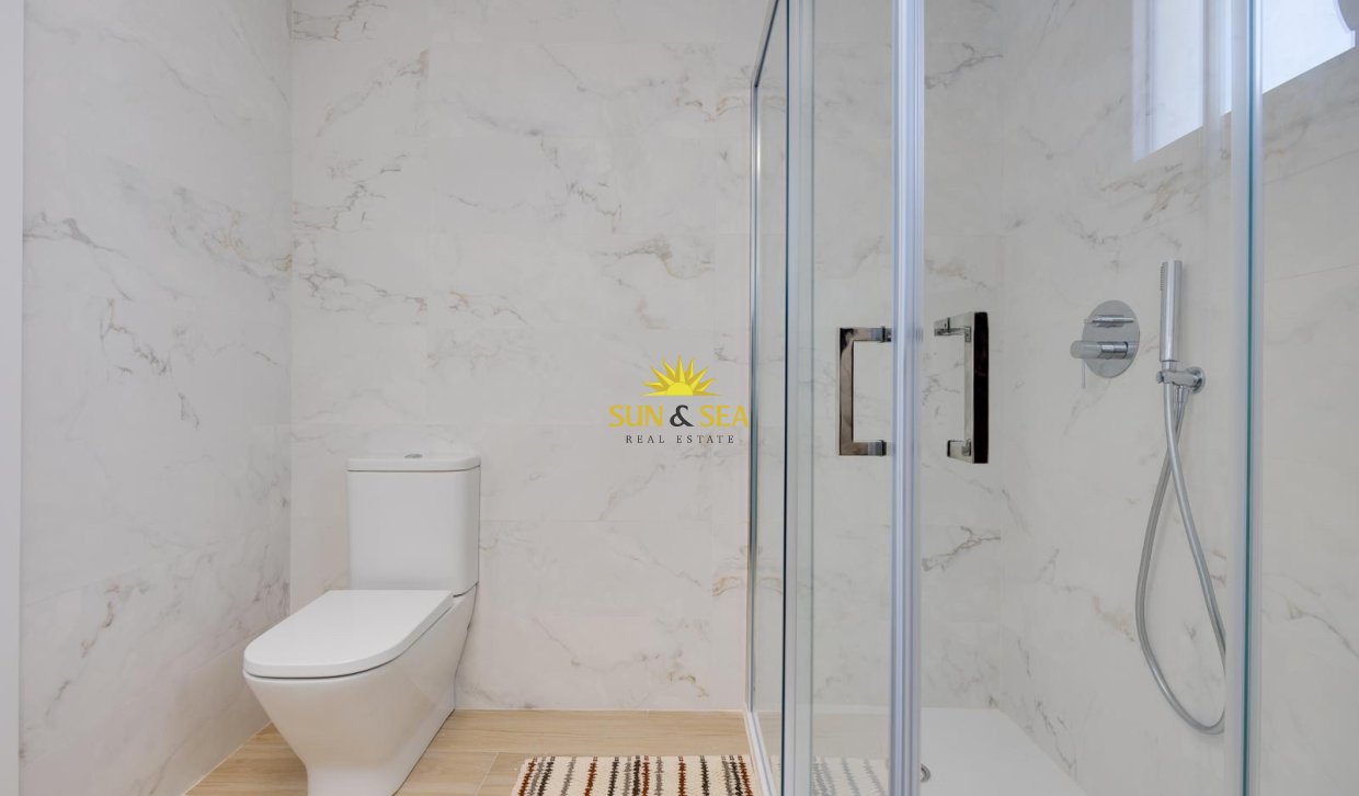 Reventa - Chalet - Torrevieja - Aguas Nuevas
