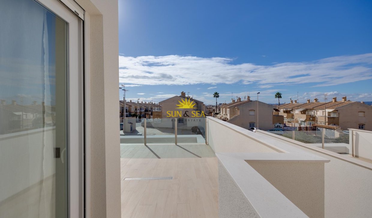 Reventa - Chalet - Torrevieja - Aguas Nuevas