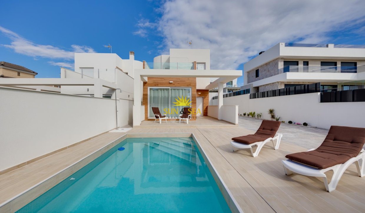 Reventa - Chalet - Torrevieja - Aguas Nuevas