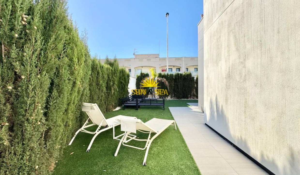 Resale - Villa - Torrevieja - Punta prima