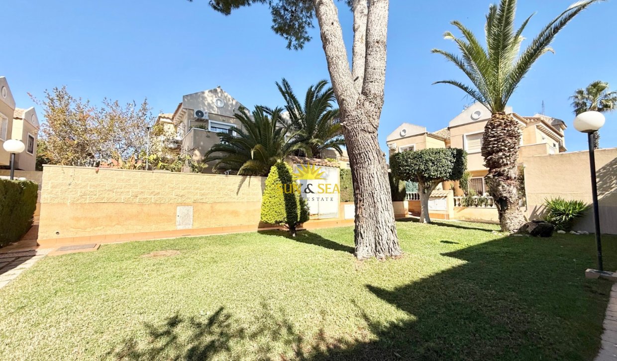 Resale - Villa - Torrevieja - Urb. Jardín del Mar
