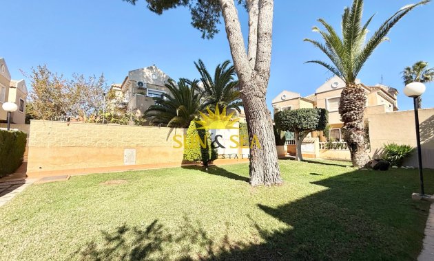 Resale - Villa - Torrevieja - Urb. Jardín del Mar