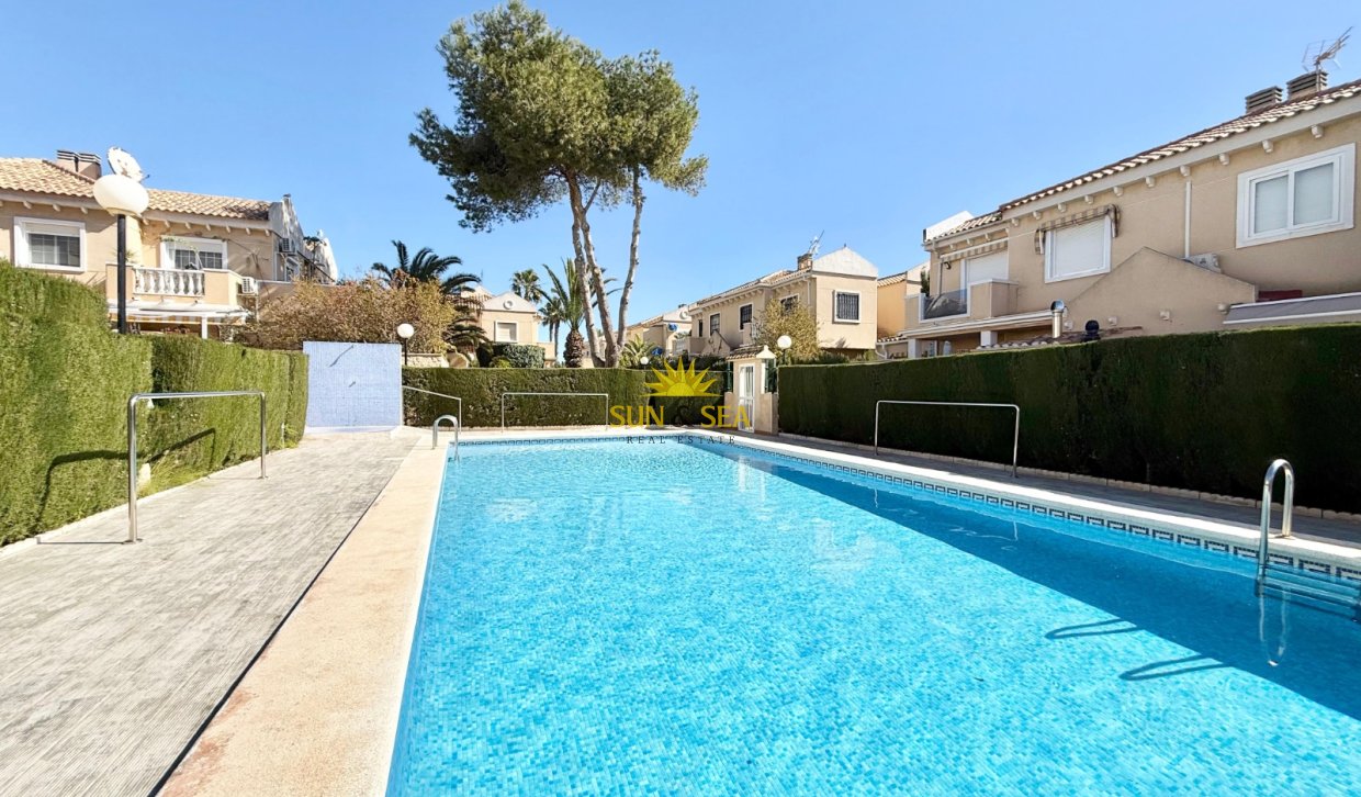 Resale - Villa - Torrevieja - Urb. Jardín del Mar