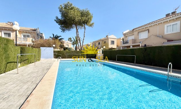 Resale - Villa - Torrevieja - Urb. Jardín del Mar