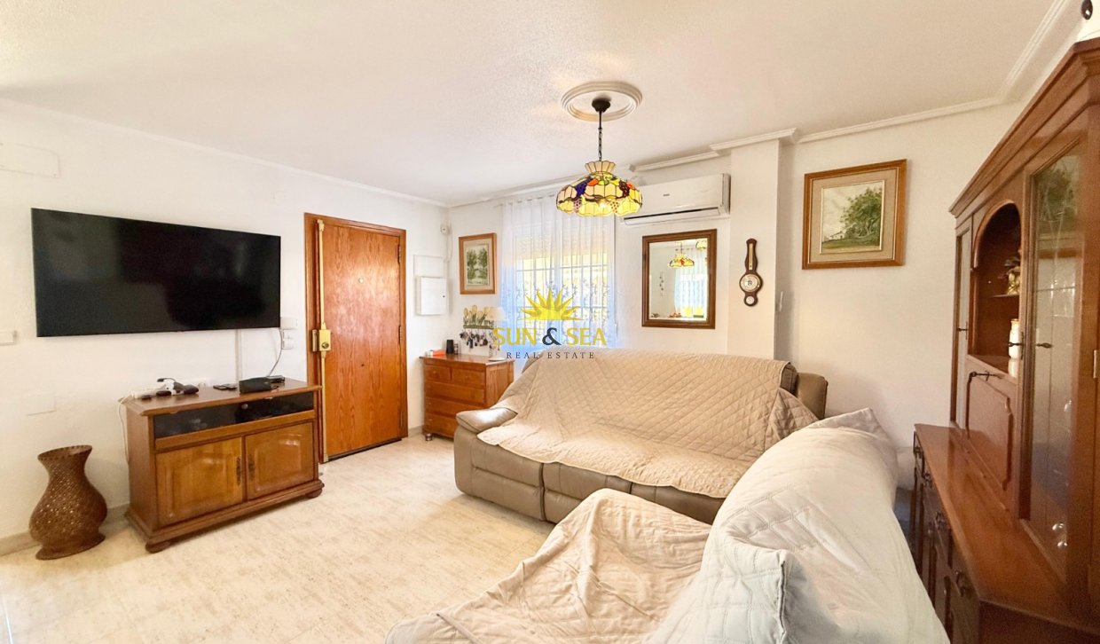 Resale - Villa - Torrevieja - Urb. Jardín del Mar