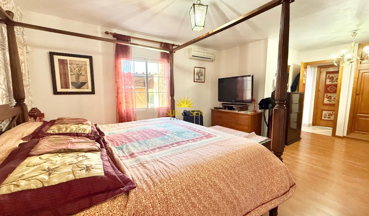Resale - Villa - Torrevieja - Urb. Jardín del Mar