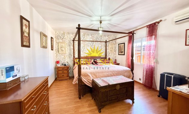 Resale - Villa - Torrevieja - Urb. Jardín del Mar