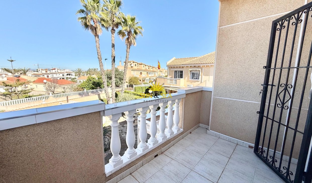 Resale - Villa - Torrevieja - Urb. Jardín del Mar