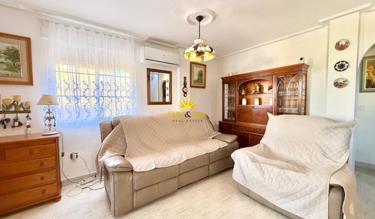 Resale - Villa - Torrevieja - Urb. Jardín del Mar