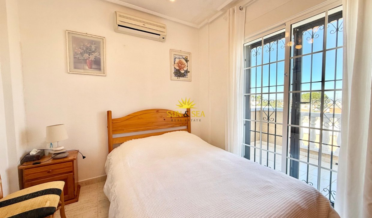 Resale - Villa - Torrevieja - Urb. Jardín del Mar