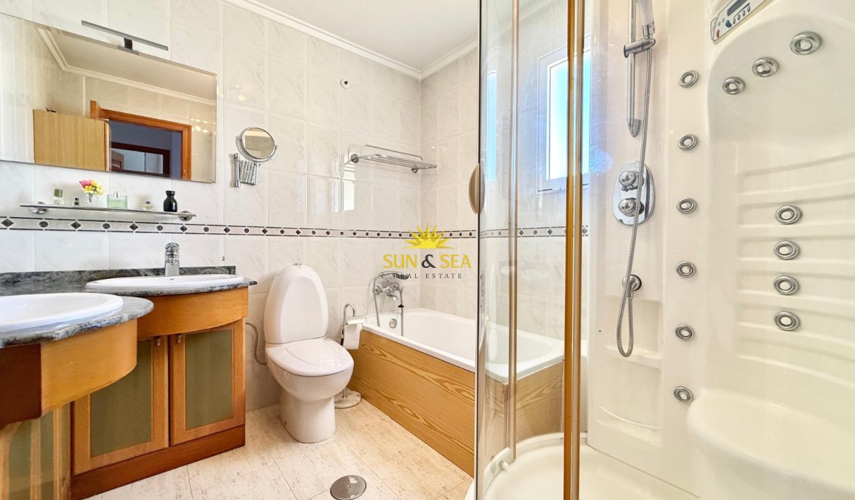 Resale - Villa - Torrevieja - Urb. Jardín del Mar