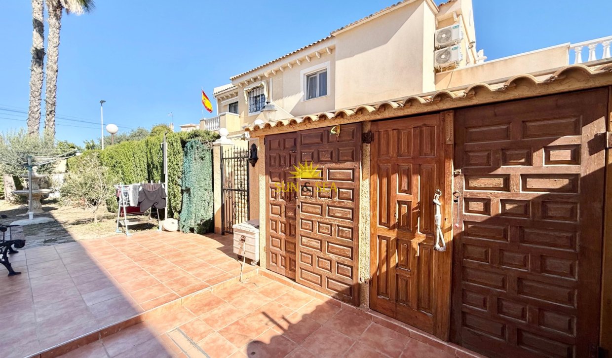 Resale - Villa - Torrevieja - Urb. Jardín del Mar