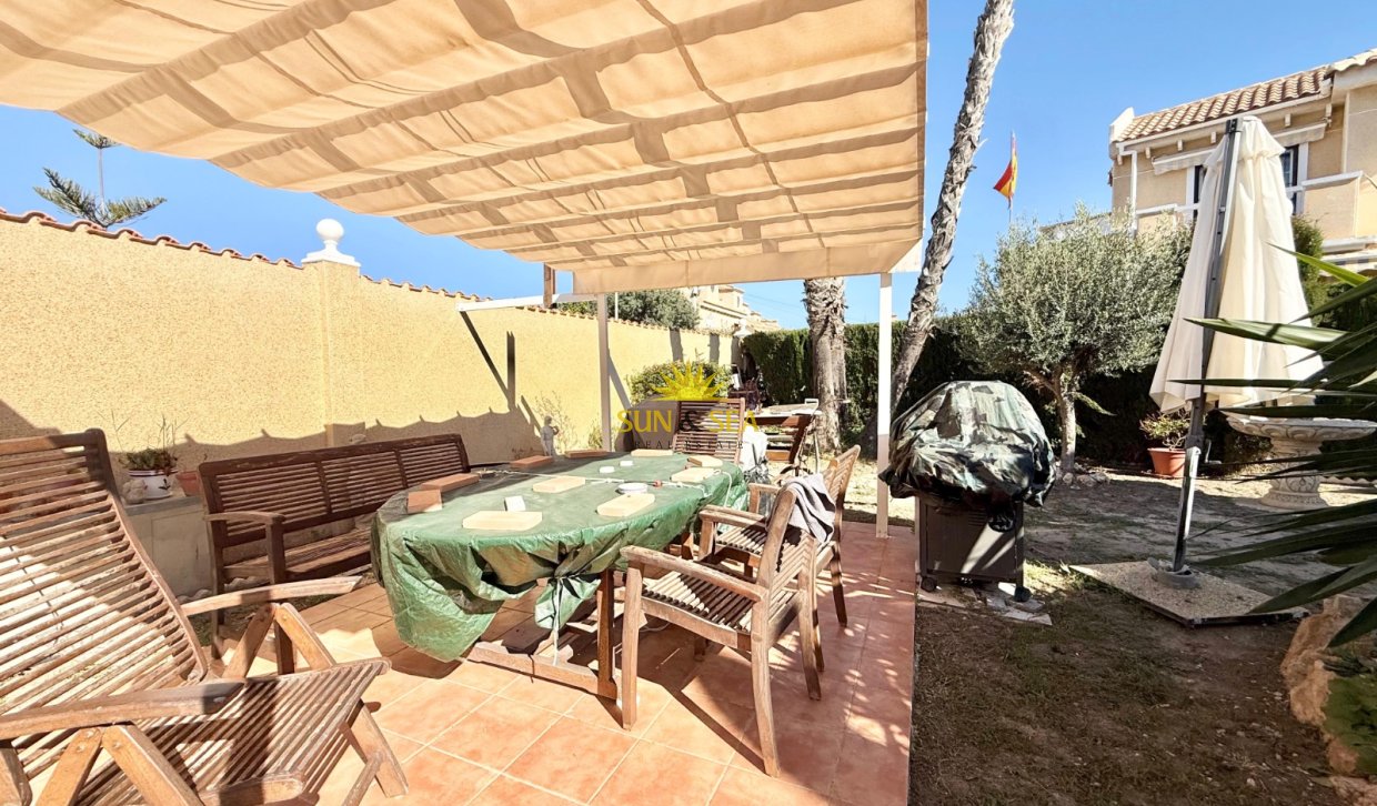 Resale - Villa - Torrevieja - Urb. Jardín del Mar