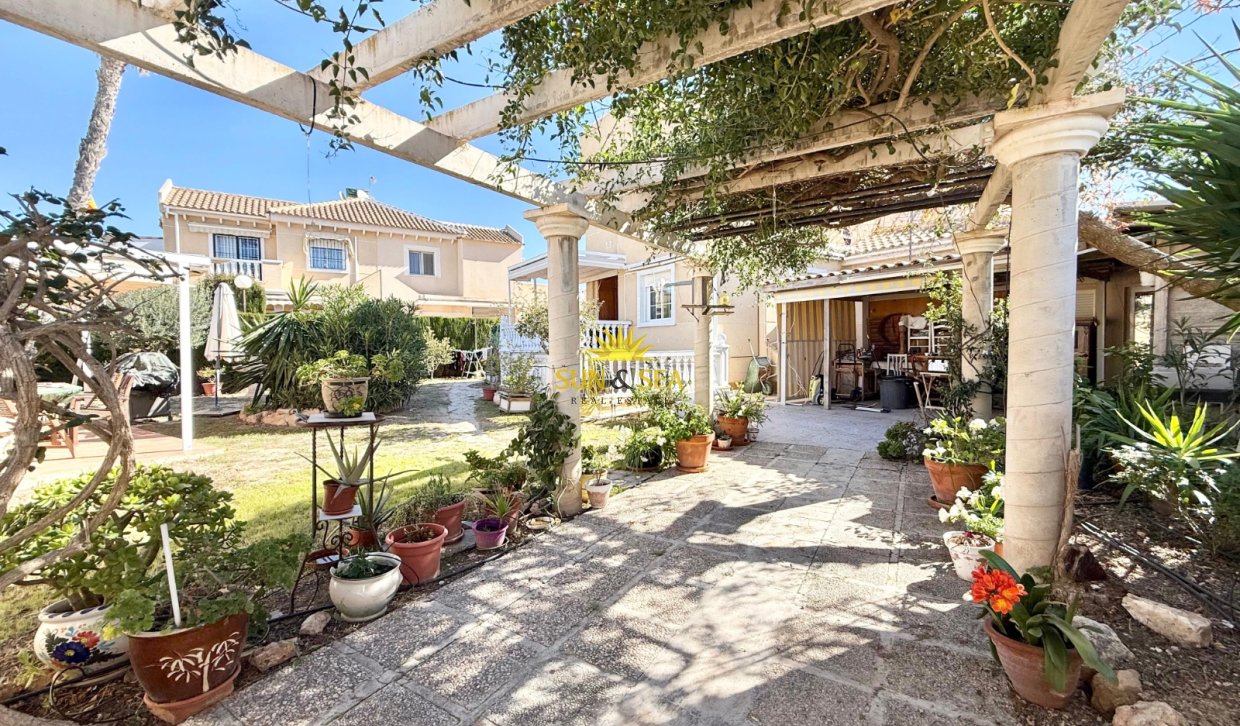 Resale - Villa - Torrevieja - Urb. Jardín del Mar