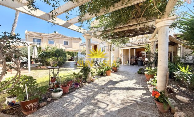 Resale - Villa - Torrevieja - Urb. Jardín del Mar