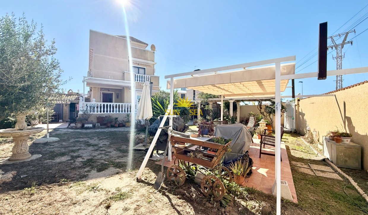 Resale - Villa - Torrevieja - Urb. Jardín del Mar