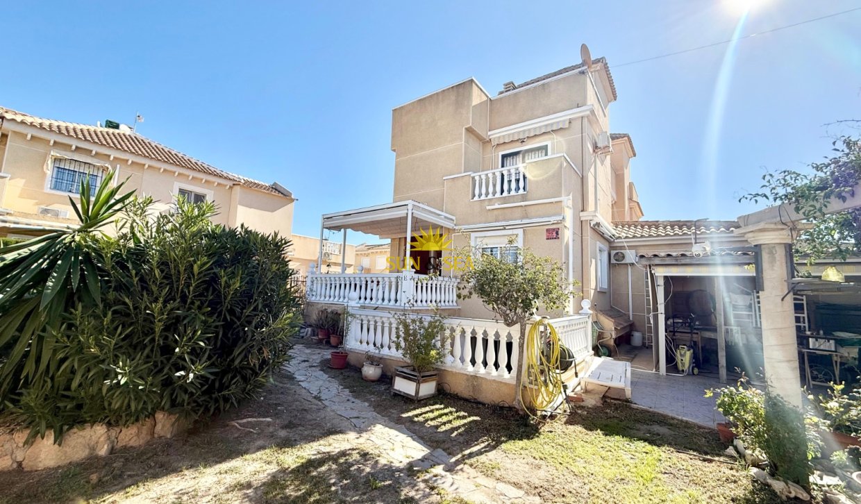 Resale - Villa - Torrevieja - Urb. Jardín del Mar