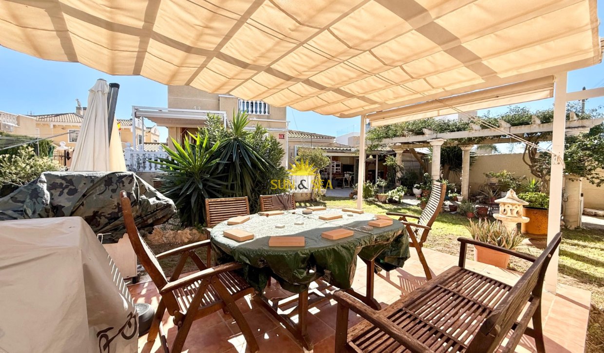 Resale - Villa - Torrevieja - Urb. Jardín del Mar