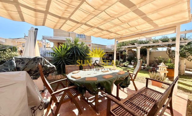 Resale - Villa - Torrevieja - Urb. Jardín del Mar