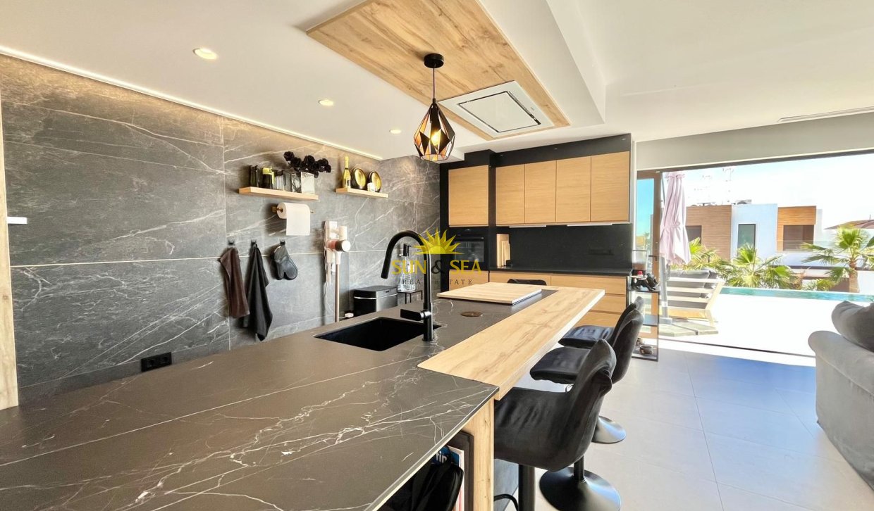 Resale - Villa / Semi detached - Algorfa
