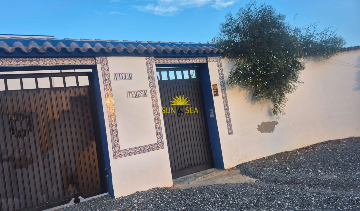 Resale - Villa - Orihuela