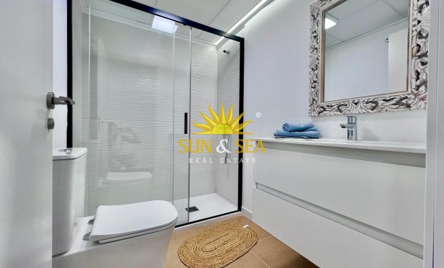 Resale - Apartment - Torrevieja - Acequion