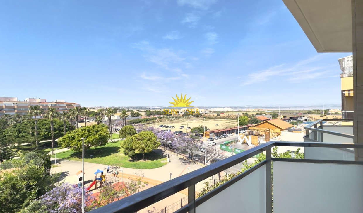 Resale - Apartment - Torrevieja - Acequion