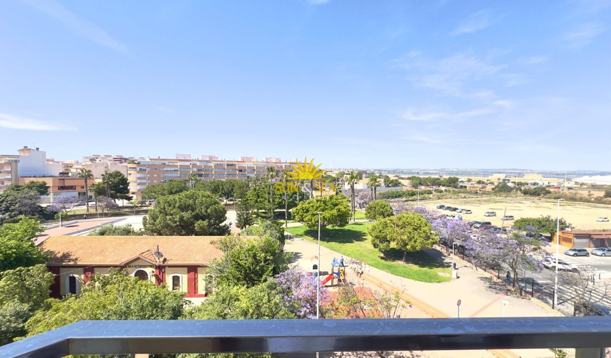Resale - Apartment - Torrevieja - Acequion