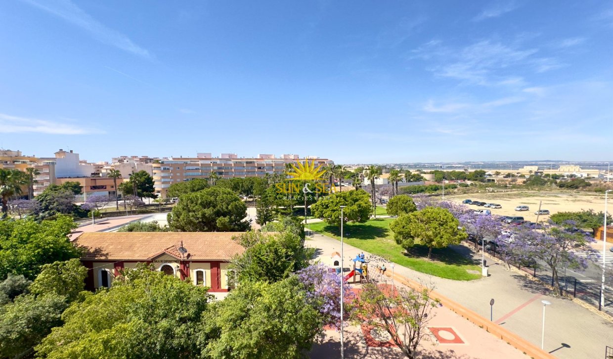 Resale - Apartment - Torrevieja - Acequion