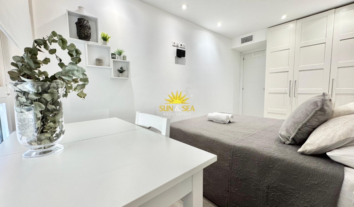 Alquiler a largo plazo - Apartamento - Torrevieja - Playa del Acequión