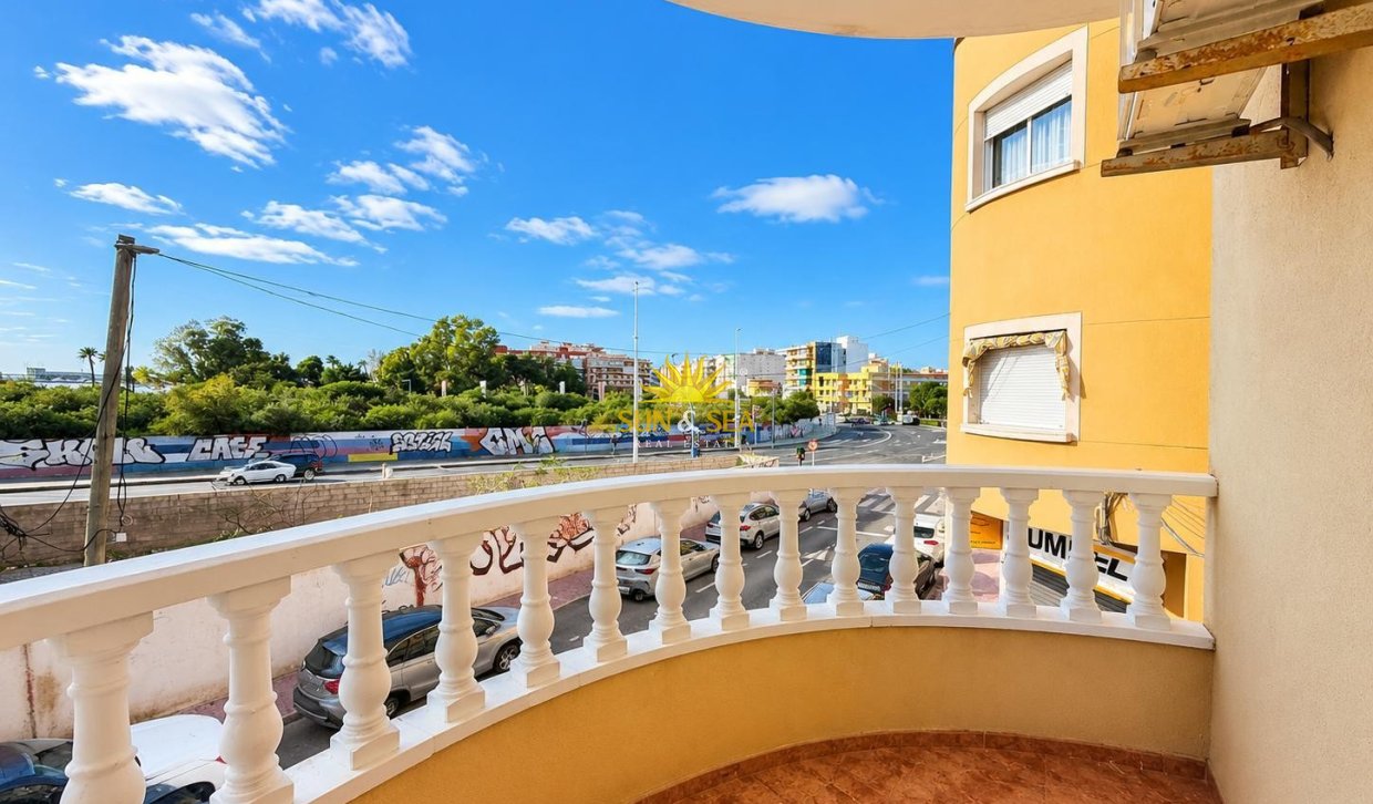 Resale - Apartment - Torrevieja - Paseo maritimo