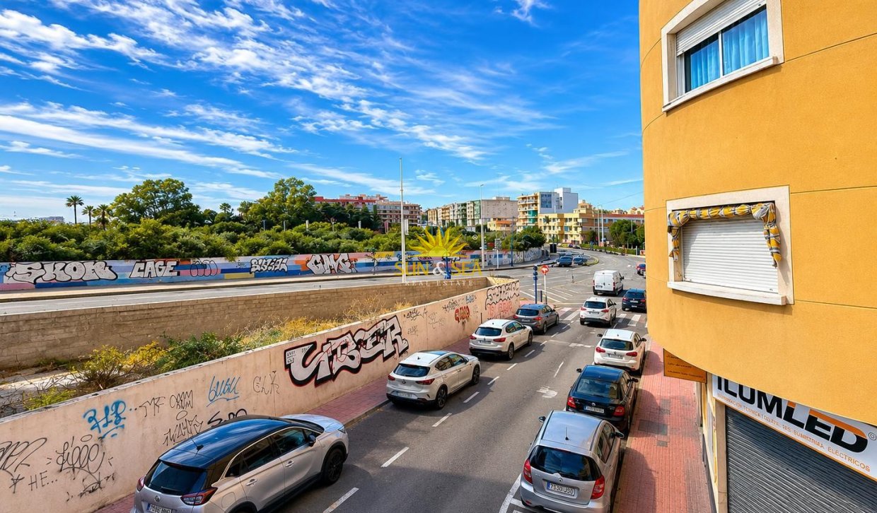 Resale - Apartment - Torrevieja - Paseo maritimo