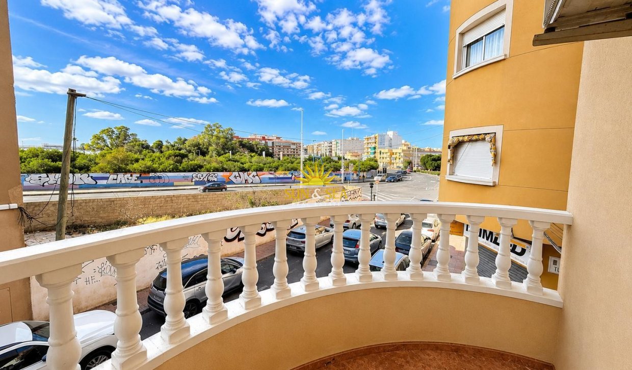 Resale - Apartment - Torrevieja - Paseo maritimo