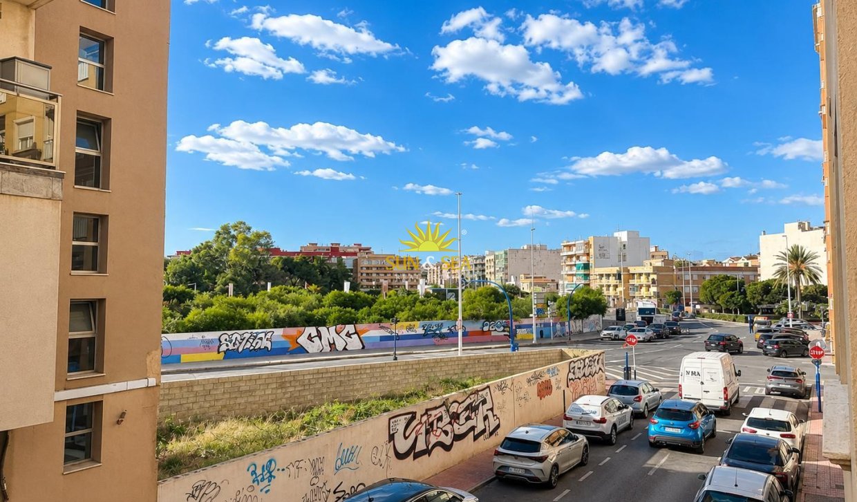 Resale - Apartment - Torrevieja - Paseo maritimo