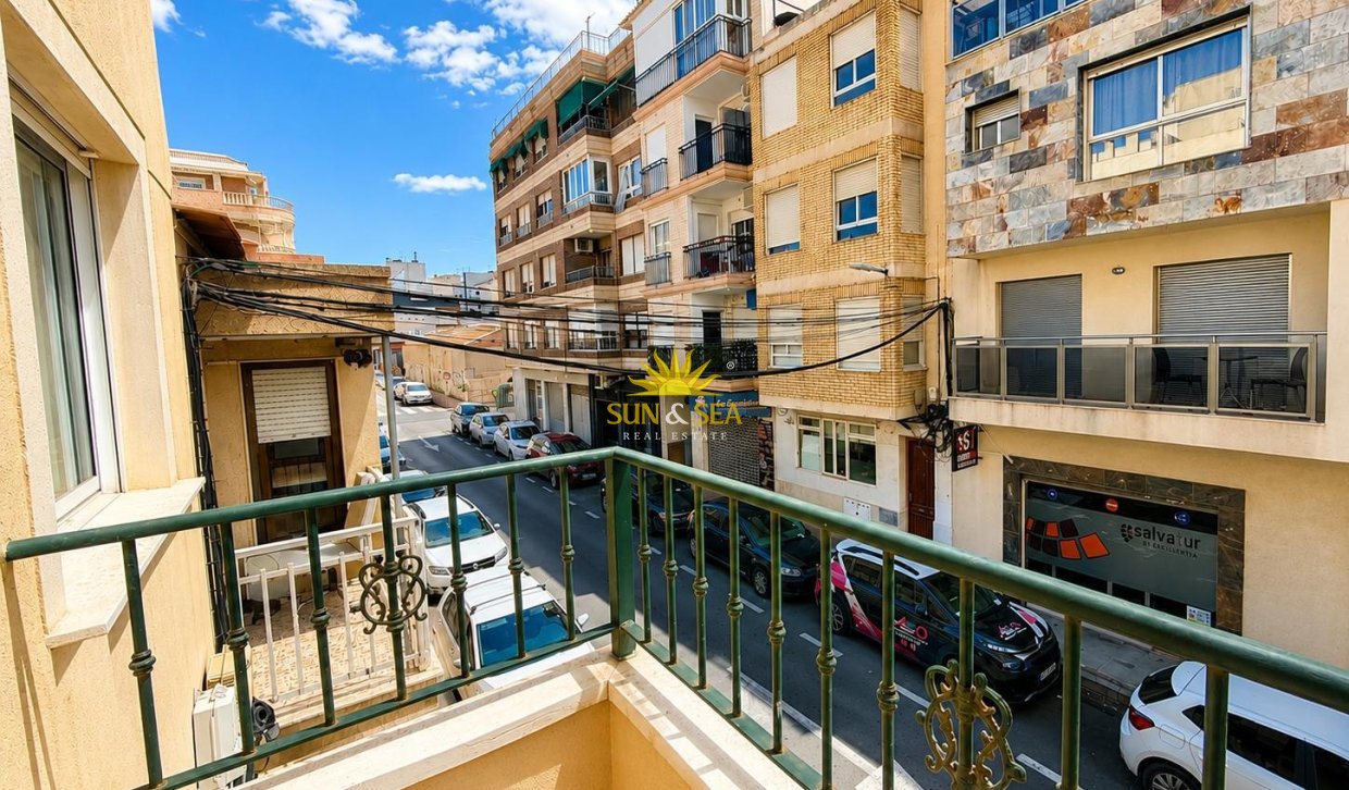 Resale - Apartment - Torrevieja - Paseo maritimo
