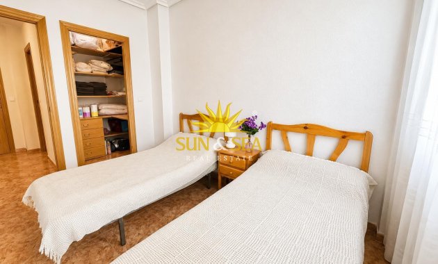 Resale - Apartment - Torrevieja - Paseo maritimo