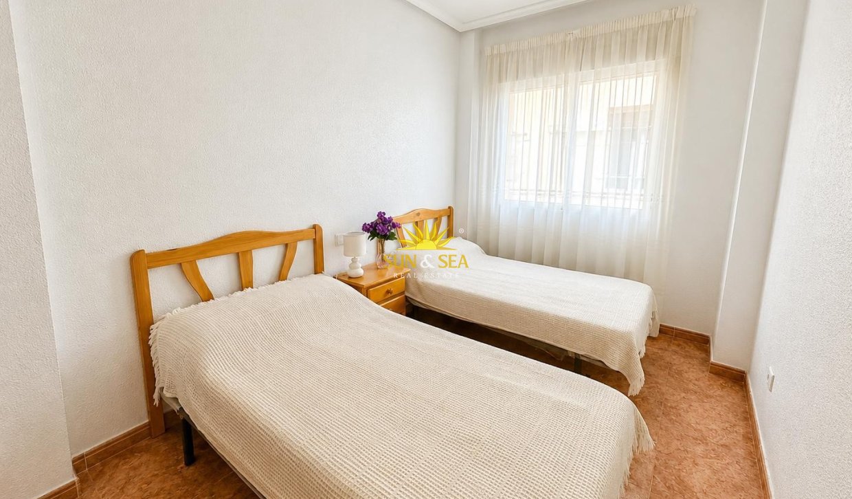 Resale - Apartment - Torrevieja - Paseo maritimo