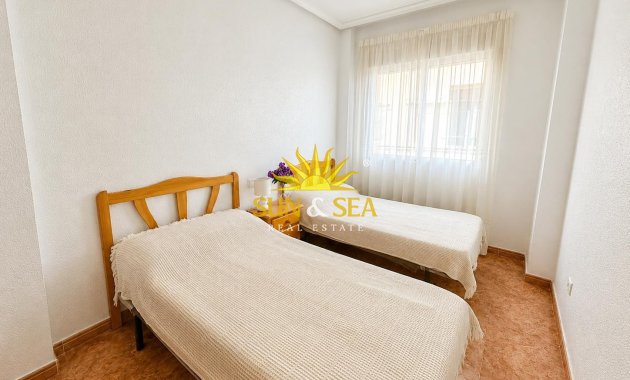 Resale - Apartment - Torrevieja - Paseo maritimo
