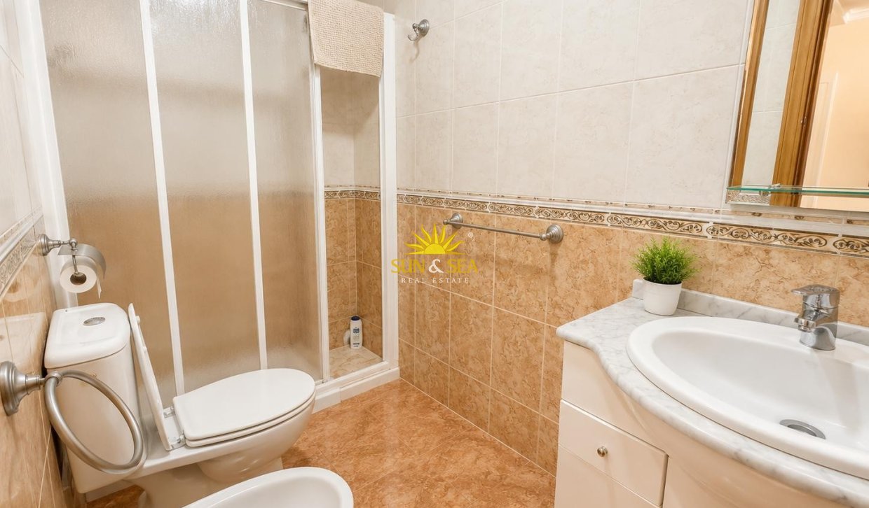 Resale - Apartment - Torrevieja - Paseo maritimo