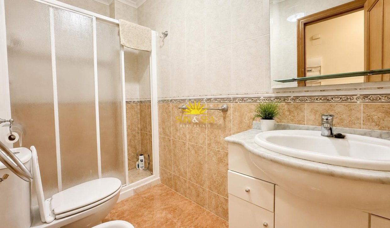 Resale - Apartment - Torrevieja - Paseo maritimo