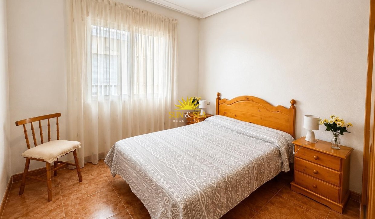 Resale - Apartment - Torrevieja - Paseo maritimo