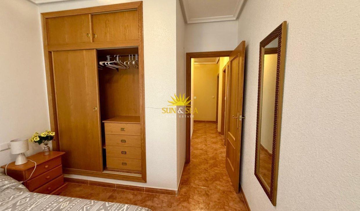 Resale - Apartment - Torrevieja - Paseo maritimo