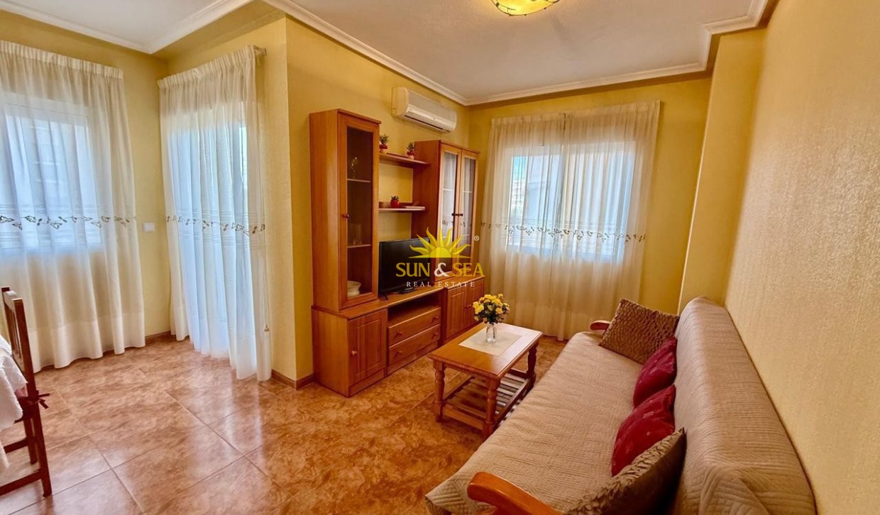 Resale - Apartment - Torrevieja - Paseo maritimo