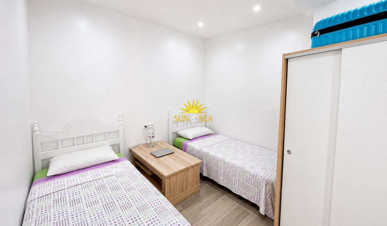 Resale - Apartment - Torrevieja - Paseo maritimo