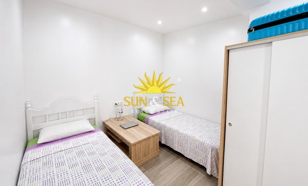 Resale - Apartment - Torrevieja - Paseo maritimo