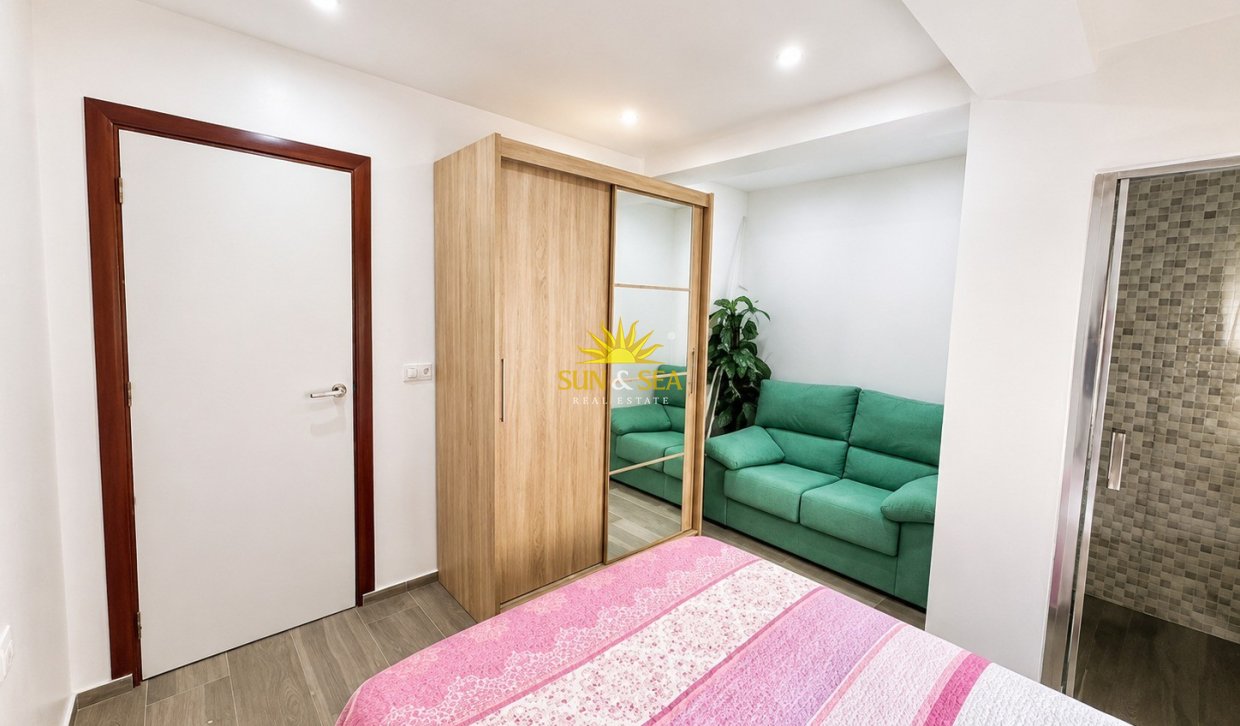 Resale - Apartment - Torrevieja - Paseo maritimo