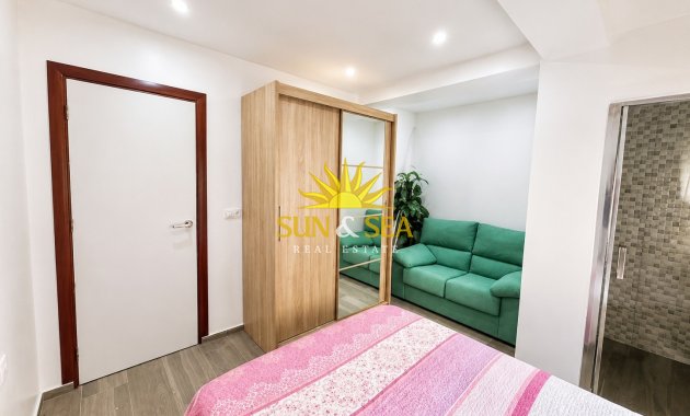 Resale - Apartment - Torrevieja - Paseo maritimo