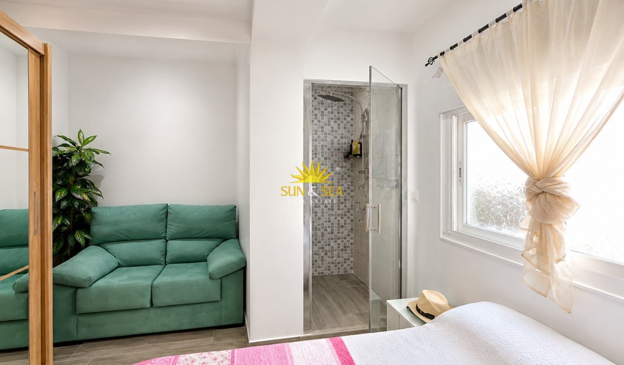 Resale - Apartment - Torrevieja - Paseo maritimo